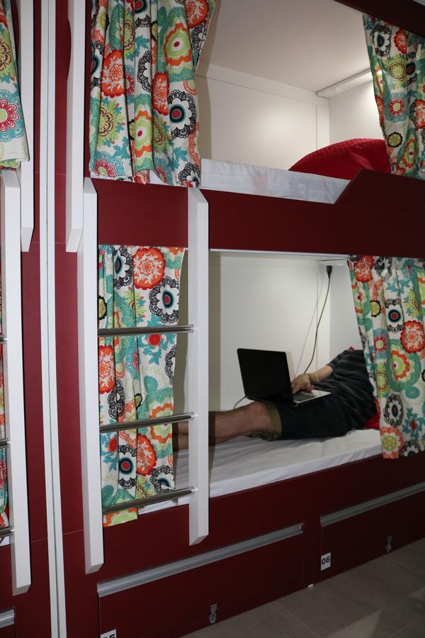 Cama em Quarto Compartilhado Misto com 6 Camas,1021896400:JPEG